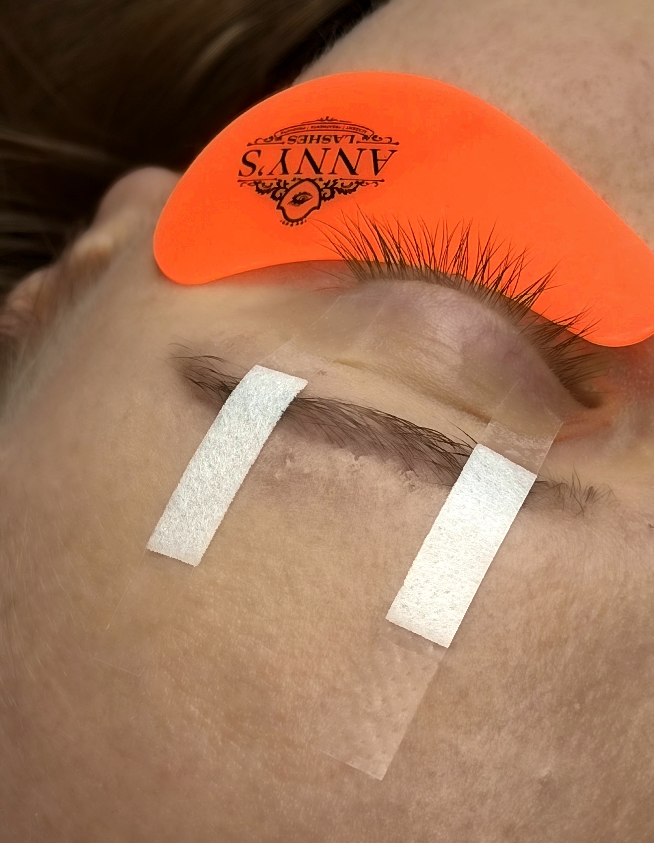 ANNYS LASH STRIPS™ juostelė procedūros metu — stabilizuota darbo zona iš arti