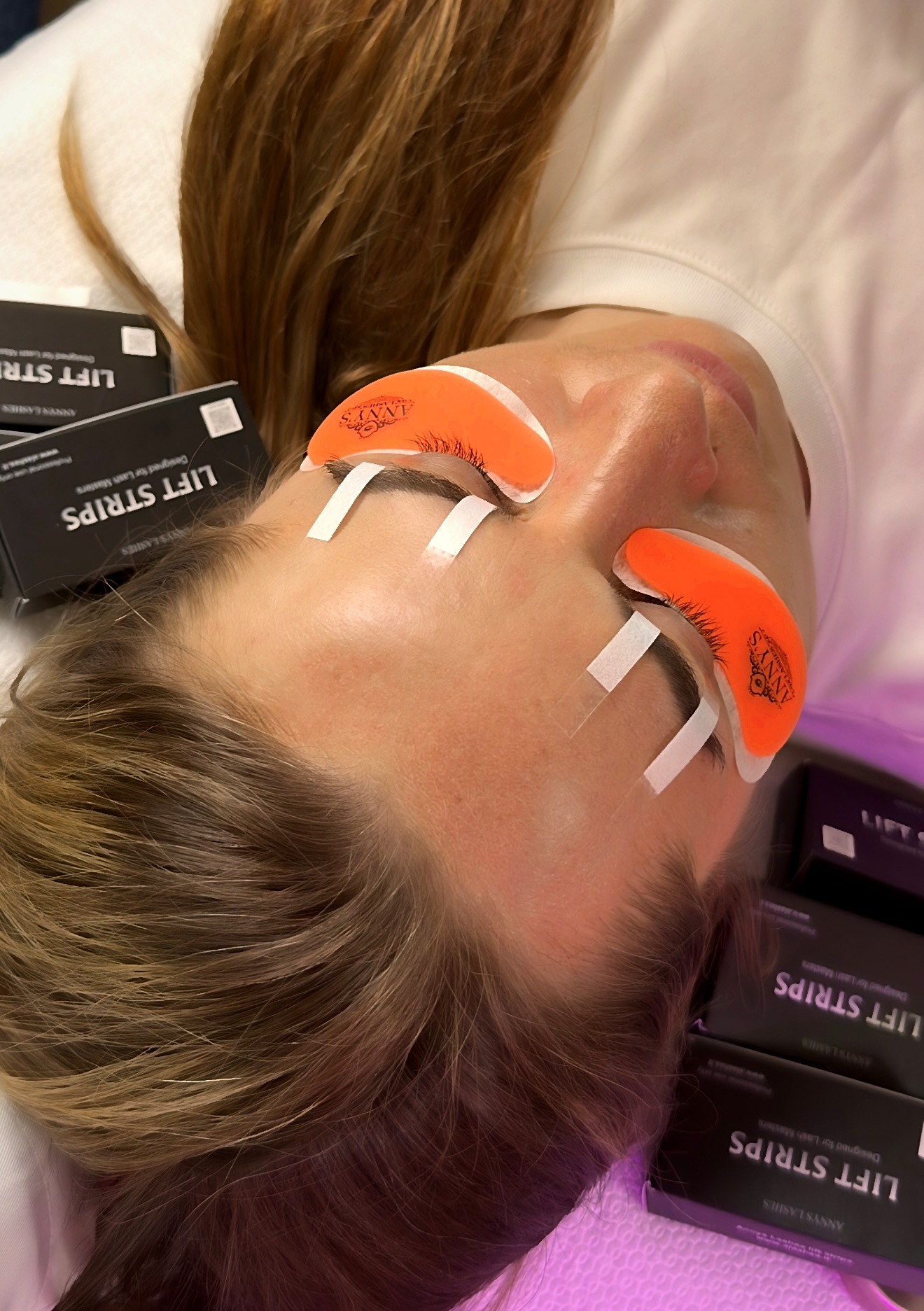Blakstienų kėlimo procedūra su ANNYS LASH STRIPS™ juostelėmis