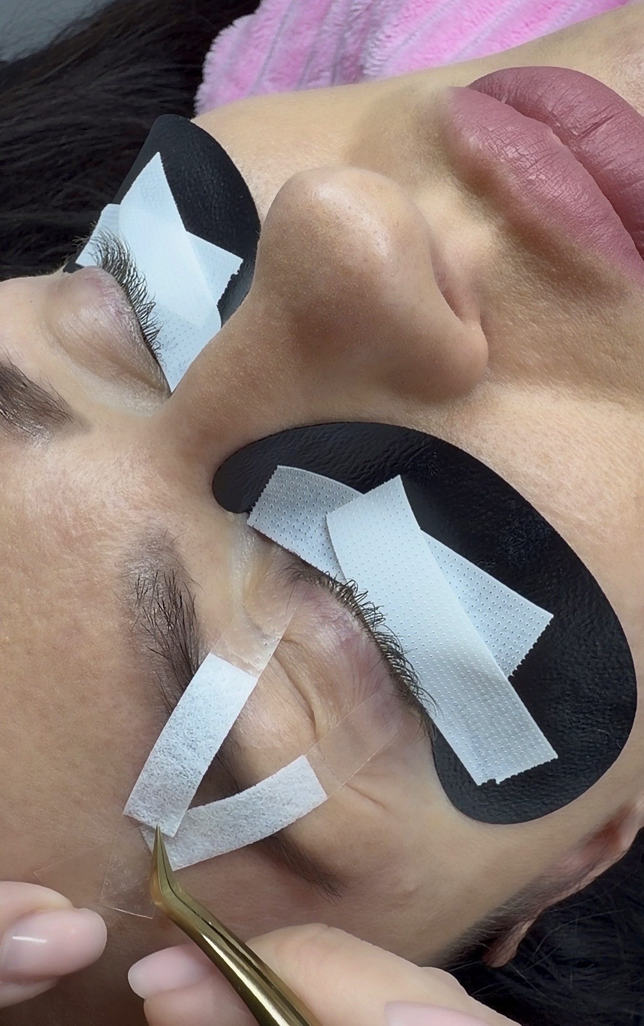 Blakstienų priauginimo procedūra su ANNYS LASH STRIPS™ juostelėmis — darbo procesas iš arti