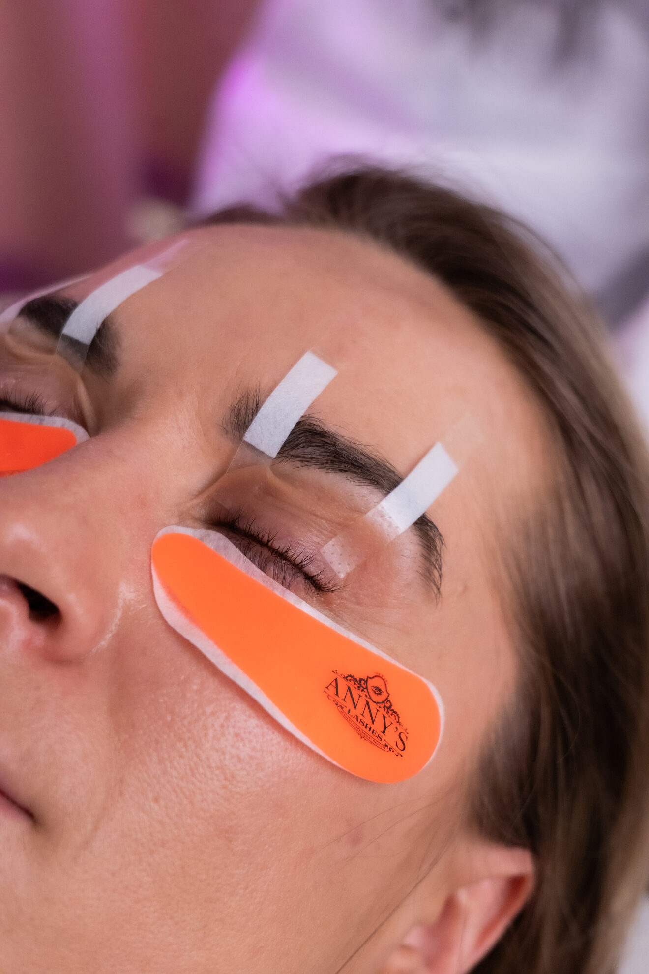 ANNYS LASH STRIPS™ juostelės iš arti — vokų tempimas ir izoliacija procedūros metu